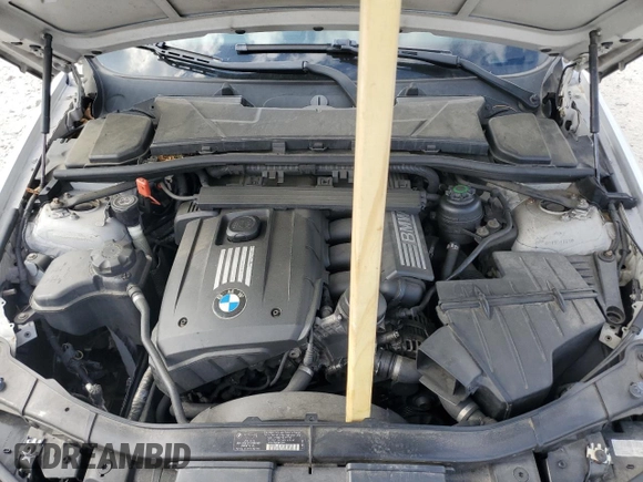 2008 BMW 3 Series 328xi z VIN WBAVC935X8K036008, wystawiony jako Copart lot #57130885 z przebiegiem 216 919 mil mil oraz Czysty tytuł • Clean title. Historia ofert i sprzedaży dostępna na DreamBid. Obrazek 11.