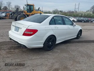2013 Mercedes-Benz C 300 Sport z VIN WDDGF8ABXDR259100, wystawiony jako IAAI lot #41962056 z przebiegiem 102 542 mil mil oraz . Historia ofert i sprzedaży dostępna na DreamBid. Obrazek 4.