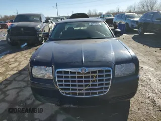 2005 Chrysler 300 300 z VIN 2C3JA43R15H636551, wystawiony jako Copart lot #42165655 z przebiegiem Nie podano mil oraz Nie do naprawy • Non repairable. Historia ofert i sprzedaży dostępna na DreamBid. Obrazek 5.