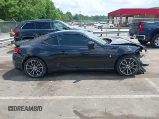 2017 Toyota 86 z VIN JF1ZNAA18H9701713, wystawiony jako IAAI lot #42285272 z przebiegiem 34 829 mil mil oraz . Historia ofert i sprzedaży dostępna na DreamBid. Obrazek 13.