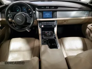 2016 Jaguar XF 35t Prestige z VIN SAJBK4BV7GCY12036, wystawiony jako Copart lot #57208875 z przebiegiem 186 080 mil mil oraz Szkoda całkowita • Salvage title. Historia ofert i sprzedaży dostępna na DreamBid. Obrazek 8.