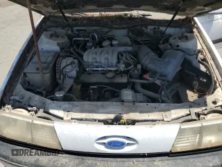 1989 Ford Taurus GL z VIN 1FABP52UXKG244224, wystawiony jako Copart lot #59239225 z przebiegiem 30 853 mil mil oraz Czysty tytuł • Clean title. Historia ofert i sprzedaży dostępna na DreamBid. Obrazek 11.