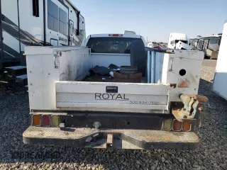 2000 GMC Sierra 2500 SLE z VIN 1GTGC29UXYE185051, wystawiony jako Copart lot #69256164 z przebiegiem 217 834 mil mil oraz Szkody całkowita. Historia ofert i sprzedaży dostępna na DreamBid. Obrazek 10.