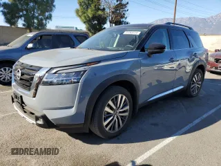 2022 Nissan Pathfinder Platinum z VIN 5N1DR3DH7NC221122, wystawiony jako Copart lot #85265574 z przebiegiem 26 327 mil mil oraz Szkoda całkowita • Salvage title. Historia ofert i sprzedaży dostępna na DreamBid. Obrazek 1.