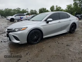 2018 Toyota Camry LE z VIN 4T1B11HK3JU073161, wystawiony jako Copart lot #58471815 z przebiegiem 99 178 mil mil oraz Szkoda całkowita • Salvage title. Historia ofert i sprzedaży dostępna na DreamBid. Obrazek 1.