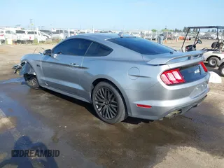 2021 Ford Mustang GT z VIN 1FA6P8CF3M5117977, wystawiony jako IAAI lot #42100989 z przebiegiem 13 557 mil mil oraz . Historia ofert i sprzedaży dostępna na DreamBid. Obrazek 3.