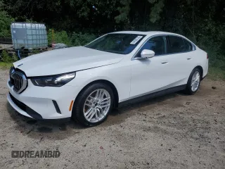 2024 BMW 5 Series 530i xDrive z VIN WBA53FJ06RCR21839, wystawiony jako Copart lot #64590765 z przebiegiem 747 mil mil oraz Czysty tytuł • Clean title. Historia ofert i sprzedaży dostępna na DreamBid. Obrazek 1.