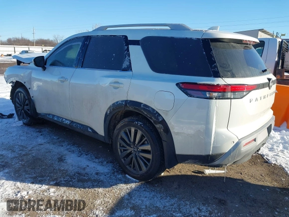 2024 Nissan Pathfinder SL z VIN 5N1DR3CD5RC275166, wystawiony jako IAAI lot #41608764 z przebiegiem 10 843 mil mil oraz . Historia ofert i sprzedaży dostępna na DreamBid. Obrazek 3.