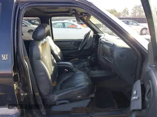 1998 GMC Jimmy SLT with VIN 1GKDT13W5W2502521, listed as a IAAI auction lot 41579741 with 176,802 mi miles. Bid and sale history available at carsss.com. Image 5.