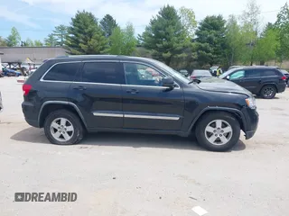 2011 Jeep Grand Cherokee Laredo z VIN 1J4RR4GG0BC547689, wystawiony jako IAAI lot #42230005 z przebiegiem 192 361 mil mil oraz . Historia ofert i sprzedaży dostępna na DreamBid. Obrazek 13.