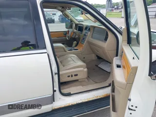 2007 Lincoln Navigator z VIN 5LMFU27587LJ21193, wystawiony jako IAAI lot #42474551 z przebiegiem 132 792 mil mil oraz . Historia ofert i sprzedaży dostępna na DreamBid. Obrazek 5.