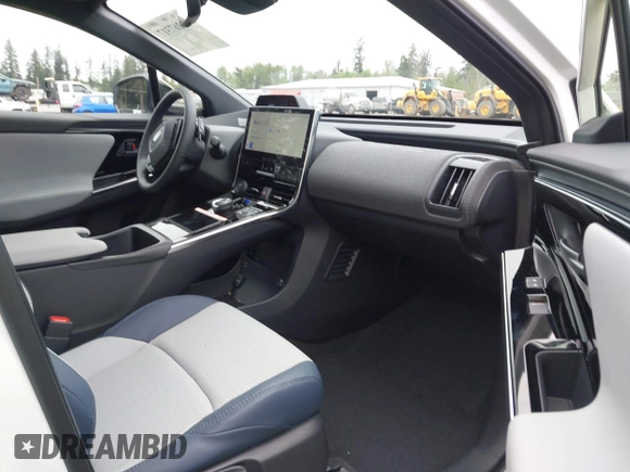 2023 Subaru Solterra Premium z VIN JTMABABA6PA031333, wystawiony jako IAAI lot #42267317 z przebiegiem 9 961 mil mil oraz . Historia ofert i sprzedaży dostępna na DreamBid. Obrazek 5.