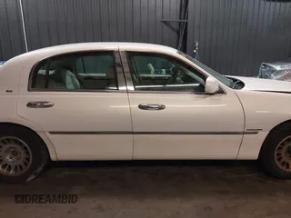 2001 Lincoln Town Car Cartier z VIN 1LNHM83W51Y609962, wystawiony jako IAAI lot #41623323 z przebiegiem 201 799 mil mil oraz . Historia ofert i sprzedaży dostępna na DreamBid. Obrazek 13.