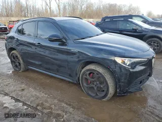 2023 Alfa Romeo Stelvio Ti with VIN ZASPAKBN9P7D57170, listed as a Copart auction lot 43062075 with 35,783 mi miles and Salvage Title. Bid and sale history available at carsss.com. Image 4.