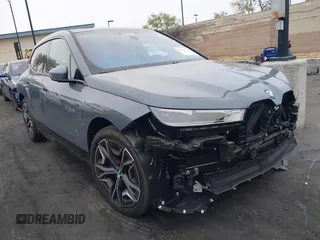 2025 BMW iX xDrive50 z VIN WB523CF07SCT32782, wystawiony jako IAAI lot #42097770 z przebiegiem 3 447 mil mil oraz . Historia ofert i sprzedaży dostępna na DreamBid. Obrazek 1.