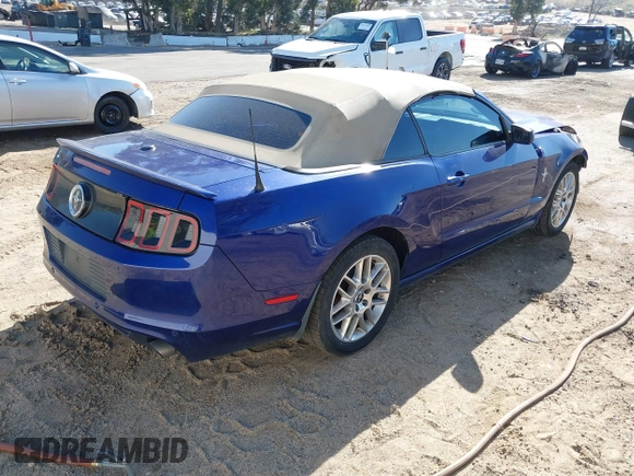 2014 Ford Mustang V6 z VIN 1ZVBP8EM5E5315477, wystawiony jako IAAI lot #42222514 z przebiegiem 215 618 mil mil oraz . Historia ofert i sprzedaży dostępna na DreamBid. Obrazek 4.