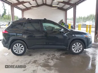 2023 Toyota Corolla Cross LE z VIN 7MUCAABG9PV051438, wystawiony jako IAAI lot #42538566 z przebiegiem 82 437 mil mil oraz . Historia ofert i sprzedaży dostępna na DreamBid. Obrazek 13.