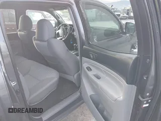 2015 Toyota Tacoma z VIN 3TMLU4EN8FM177785, wystawiony jako IAAI lot #41082160 z przebiegiem 156 761 mil mil oraz . Historia ofert i sprzedaży dostępna na DreamBid. Obrazek 8.