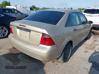 2006 Ford Focus S z VIN 1FAFP34N86W233472, wystawiony jako IAAI lot #42154557 z przebiegiem 150 143 mil mil oraz . Historia ofert i sprzedaży dostępna na DreamBid. Obrazek 4.
