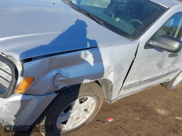 2005 Jeep Grand Cherokee Laredo z VIN 1J4GR48K85C587842, wystawiony jako IAAI lot #41454939 z przebiegiem 108 184 mil mil oraz . Historia ofert i sprzedaży dostępna na DreamBid. Obrazek 6.