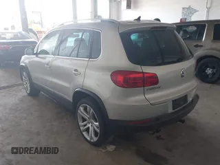 2013 Volkswagen Tiguan SEL z VIN WVGBV7AX2DW557134, wystawiony jako IAAI lot #42431396 z przebiegiem 160 692 mil mil oraz . Historia ofert i sprzedaży dostępna na DreamBid. Obrazek 3.