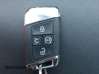 2023 Volkswagen Atlas SEL Premium R-Line z VIN 1V2FE2CA1PC218595, wystawiony jako IAAI lot #42223877 z przebiegiem 48 477 mil mil oraz . Historia ofert i sprzedaży dostępna na DreamBid. Obrazek 11.