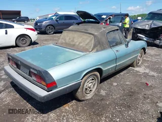 1983 Alfa Romeo Spider Veloce z VIN ZARBA5411D1016042, wystawiony jako IAAI lot #42214912 z przebiegiem 51 581 mil mil oraz . Historia ofert i sprzedaży dostępna na DreamBid. Obrazek 4.