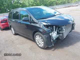2012 Toyota Sienna XLE z VIN 5TDDK3DC8CS040183, wystawiony jako IAAI lot #42241222 z przebiegiem 69 136 mil mil oraz . Historia ofert i sprzedaży dostępna na DreamBid. Obrazek 1.