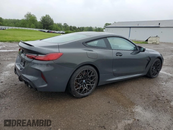 2020 BMW M8 z VIN WBSAE0C07LCD25423, wystawiony jako Copart lot #58272065 z przebiegiem 102 346 mil mil oraz Czysty tytuł • Clean title. Historia ofert i sprzedaży dostępna na DreamBid. Obrazek 3.