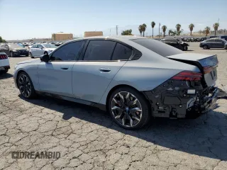 2024 BMW i5 M60 z VIN WBY43FK05RCR83468, wystawiony jako Copart lot #60697064 z przebiegiem 1703 mil mil oraz Szkody całkowita. Historia ofert i sprzedaży dostępna na DreamBid. Obrazek 2.