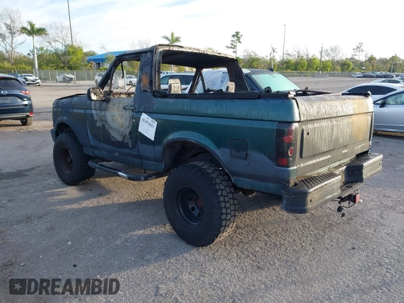 1992 Ford Bronco XL z VIN 1FMEU15N1NLA67132, wystawiony jako IAAI lot #41451821 z przebiegiem Nie podano mil oraz . Historia ofert i sprzedaży dostępna na DreamBid. Obrazek 3.
