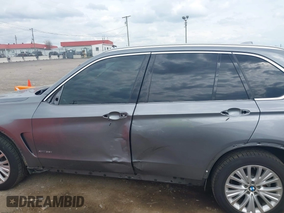 2016 BMW X5 xDrive35i z VIN 5UXKR0C53G0P19015, wystawiony jako IAAI lot #41930862 z przebiegiem 150 762 mil mil oraz . Historia ofert i sprzedaży dostępna na DreamBid. Obrazek 6.