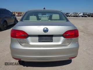 2013 Volkswagen Jetta SE z VIN 3VWDX7AJ4DM236406, wystawiony jako IAAI lot #41785884 z przebiegiem 136 762 mil mil oraz . Historia ofert i sprzedaży dostępna na DreamBid. Obrazek 16.