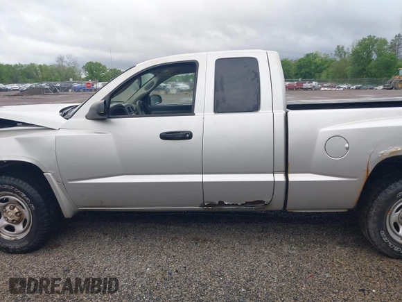 2007 Dodge Dakota ST z VIN 1D7HE22K37S177984, wystawiony jako IAAI lot #42330481 z przebiegiem 98 424 mil mil oraz . Historia ofert i sprzedaży dostępna na DreamBid. Obrazek 15.