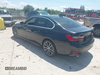 2019 BMW 3 Series 330i z VIN WBA5R1C5XKAK12214, wystawiony jako IAAI lot #42600090 z przebiegiem Nie podano mil oraz . Historia ofert i sprzedaży dostępna na DreamBid. Obrazek 3.