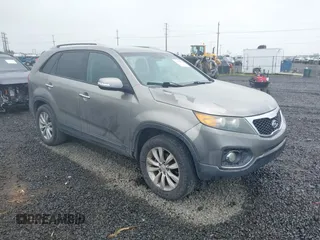 2011 Kia Sorento EX z VIN 5XYKU4A21BG086324, wystawiony jako IAAI lot #42258583 z przebiegiem 290 426 mil mil oraz . Historia ofert i sprzedaży dostępna na DreamBid. Obrazek 1.