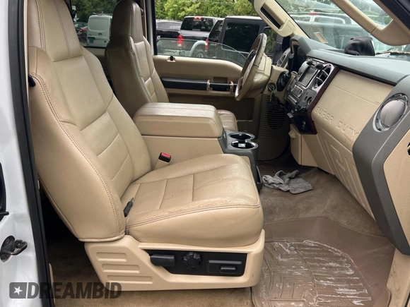 2010 Ford F-350 z VIN 1FTWX3BR4AEA62265, wystawiony jako Copart lot #57976805 z przebiegiem 143 041 mil mil oraz Czysty tytuł • Clean title. Historia ofert i sprzedaży dostępna na DreamBid. Obrazek 5.