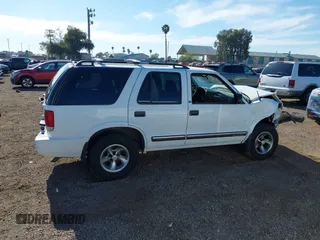 2001 Chevrolet Blazer LT z VIN 1GNCS13W712122865, wystawiony jako IAAI lot #41997035 z przebiegiem 161 862 mil mil oraz . Historia ofert i sprzedaży dostępna na DreamBid. Obrazek 13.