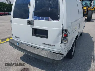 2005 Chevrolet Astro Cargo Van with VIN 1GCDM19X95B119446, listed as a IAAI auction lot 41944389 with 299,762 mi miles. Bid and sale history available at carsss.com. Image 6.
