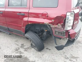 2014 Jeep Patriot Sport with VIN 1C4NJRBB2ED642242, listed as a IAAI auction lot 41156251 with 94,207 mi miles. Bid and sale history available at carsss.com. Image 6.