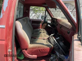 1986 Ford F-250 z VIN 1FTHF26L6GPA07454, wystawiony jako Copart lot #65404175 z przebiegiem 69 638 mil mil oraz Czysty tytuł • Clean title. Historia ofert i sprzedaży dostępna na DreamBid. Obrazek 5.