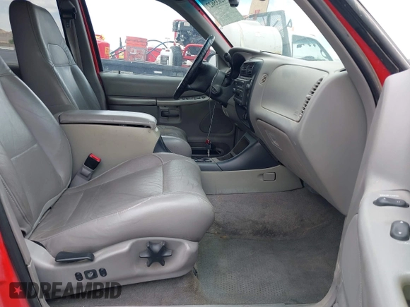 1999 Ford Explorer XLT z VIN 1FMZU35P5XZB62128, wystawiony jako IAAI lot #42635627 z przebiegiem 221 556 mil mil oraz . Historia ofert i sprzedaży dostępna na DreamBid. Obrazek 5.