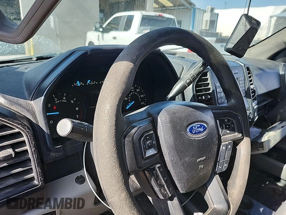 2018 Ford F-150 XL z VIN 1FTFX1E58JKF35180, wystawiony jako IAAI lot #42782023 z przebiegiem 105 516 mil mil oraz . Historia ofert i sprzedaży dostępna na DreamBid. Obrazek 4.