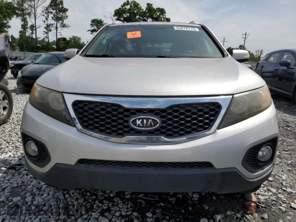 2011 Kia Sorento EX z VIN 5XYKU4A22BG043319, wystawiony jako Copart lot #55879115 z przebiegiem Nie podano mil oraz Czysty tytuł • Clean title. Historia ofert i sprzedaży dostępna na DreamBid. Obrazek 5.