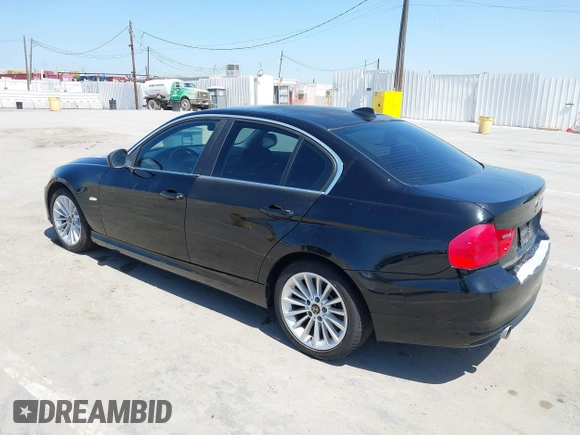 2011 BMW 3 Series 335d z VIN WBAPN7C53BF183620, wystawiony jako IAAI lot #42516979 z przebiegiem 118 828 mil mil oraz . Historia ofert i sprzedaży dostępna na DreamBid. Obrazek 3.