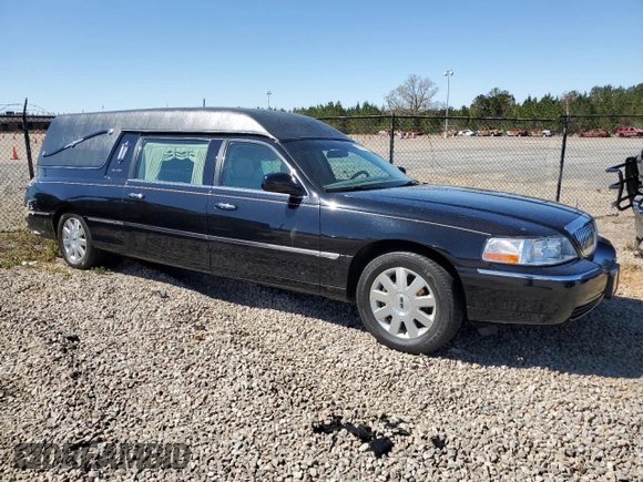 2003 Lincoln Town Car z VIN 1LJFM81WX3Y681139, wystawiony jako Copart lot #49991105 z przebiegiem 85 206 mil mil oraz Czysty tytuł • Clean title. Historia ofert i sprzedaży dostępna na DreamBid. Obrazek 4.