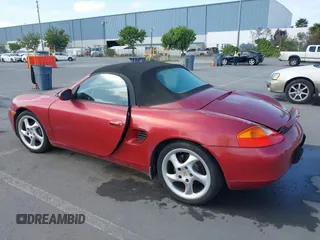 2002 Porsche Boxster z VIN WP0CA29842U621669, wystawiony jako IAAI lot #42218784 z przebiegiem 109 578 mil mil oraz . Historia ofert i sprzedaży dostępna na DreamBid. Obrazek 3.