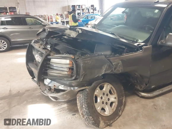 2004 Chevrolet Avalanche Z71 with VIN 3GNEK12T04G158487, listed as a IAAI auction lot 41794201 with 197,344 mi miles. Bid and sale history available at carsss.com. Image 6.