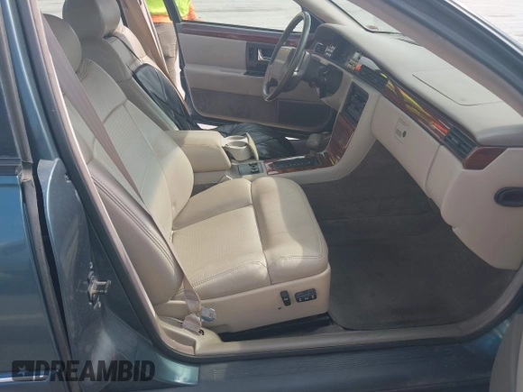 1993 Cadillac Seville STS z VIN 1G6KY5298PU821640, wystawiony jako IAAI lot #42269233 z przebiegiem 126 662 mil mil oraz . Historia ofert i sprzedaży dostępna na DreamBid. Obrazek 5.