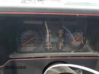 1988 Chevrolet Monte Carlo z VIN 1G1GZ11G5JP105897, wystawiony jako Copart lot #51135095 z przebiegiem 54 915 mil mil oraz Szkody całkowita. Historia ofert i sprzedaży dostępna na DreamBid. Obrazek 9.